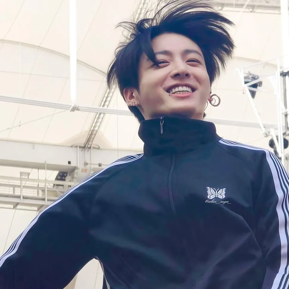 Foto aktivitas terbaru Jungkook (BTS)