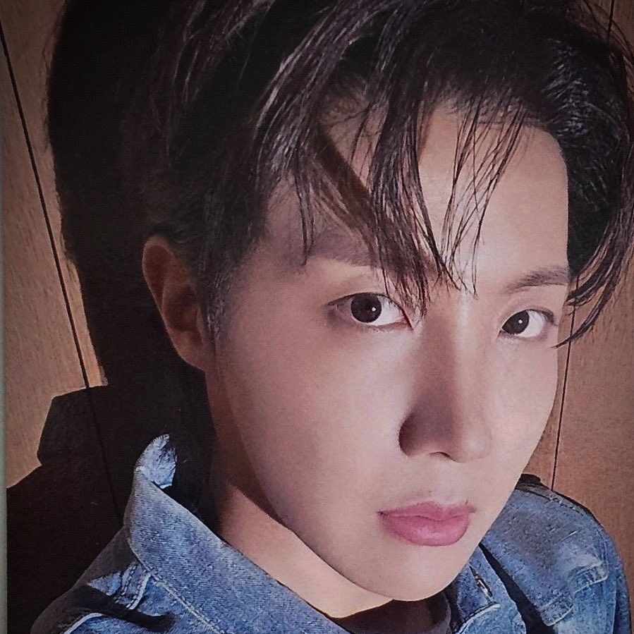 Foto aktivitas terbaru j-hope (BTS)