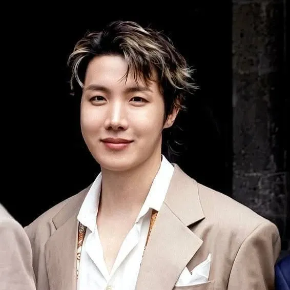 Foto aktivitas terbaru j-hope (BTS)