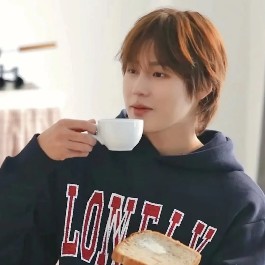 A moment captured by Ha Sungwoon's fan