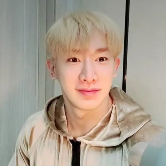 A moment captured by Wonho's fan