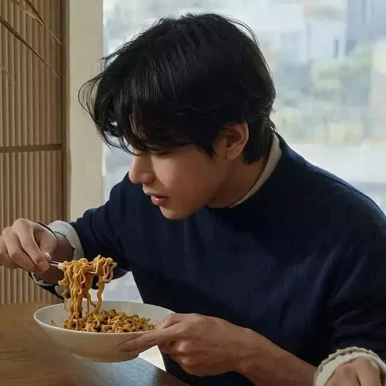 Behind-the-scenes cut of V (BTS)