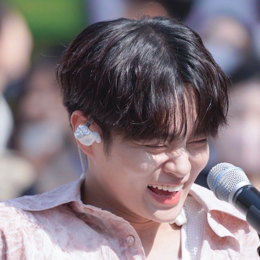 A moment captured by Lee Daehwi (AB6IX)'s fan