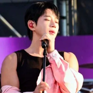 A moment captured by Hwang Chiyeol's fan