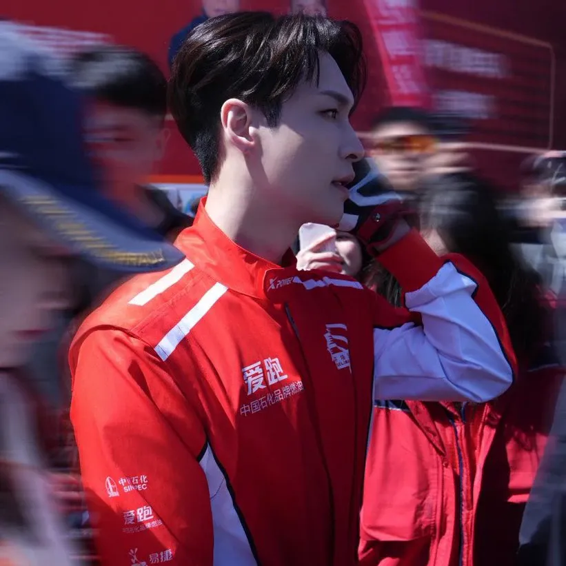 Latest photo of Lay (EXO)