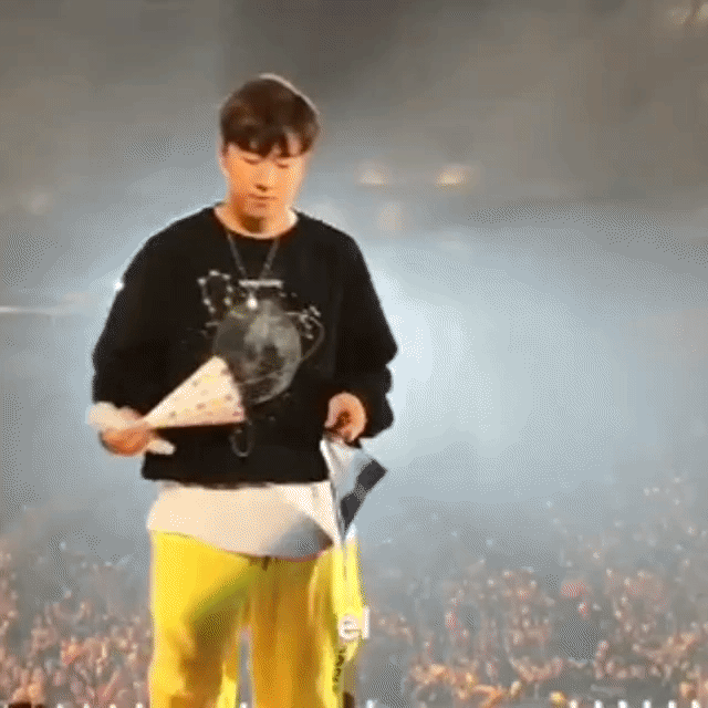 A moment captured by SECHSKIES's fan