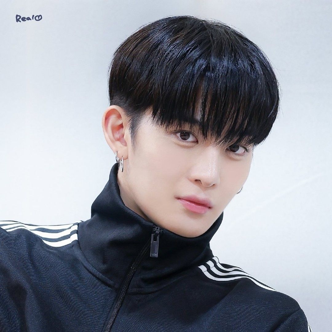 Behind-the-scenes cut of Bae Jinyoung
