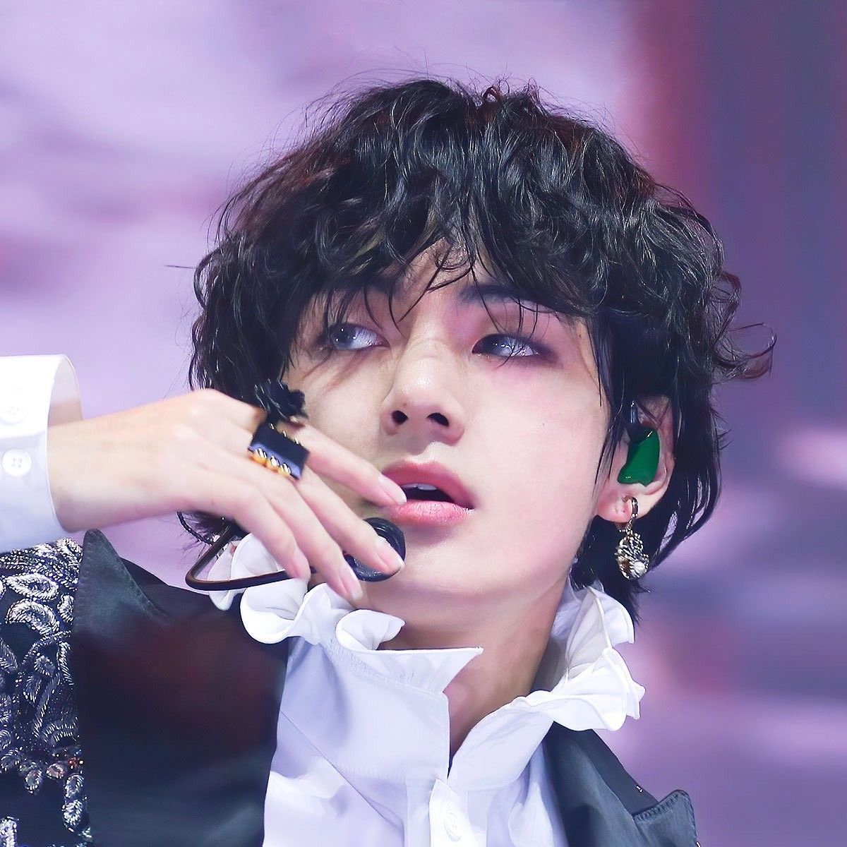 Behind-the-scenes cut of V (BTS)