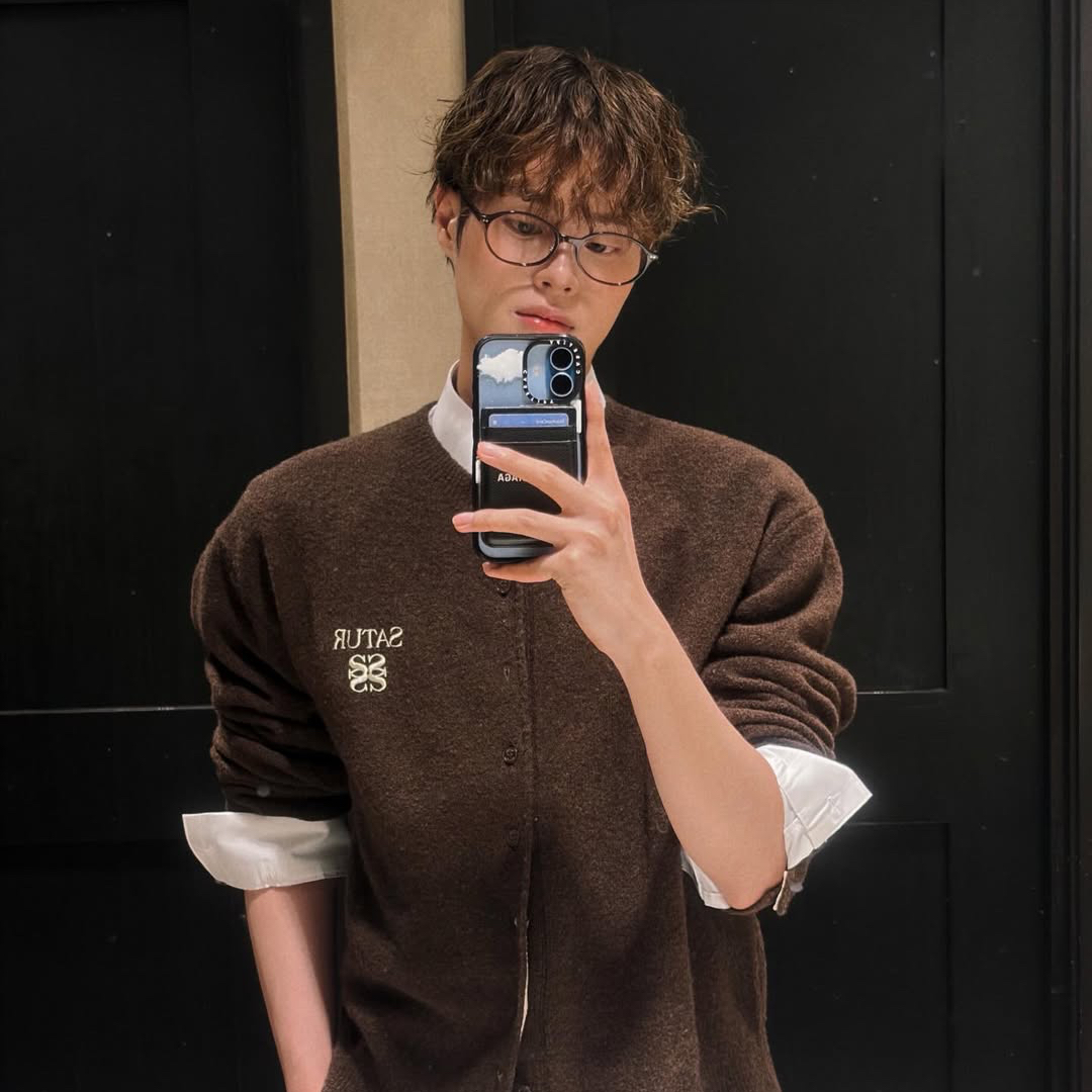 A moment captured by Lee Daehwi (AB6IX)'s fan