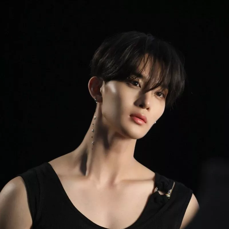 Behind-the-scenes cut of Bae Jinyoung