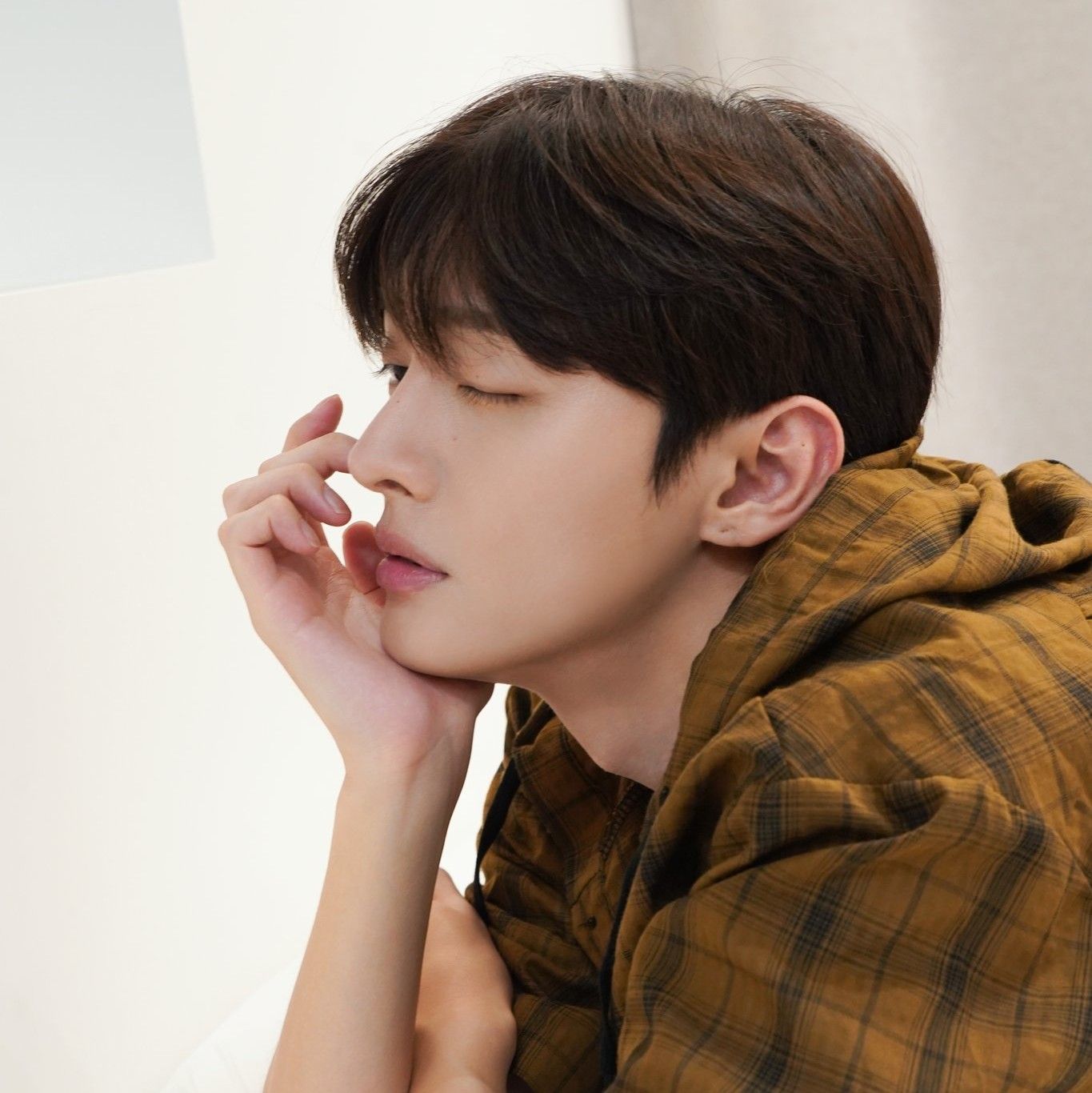 A moment captured by Yoon Jisung's fan