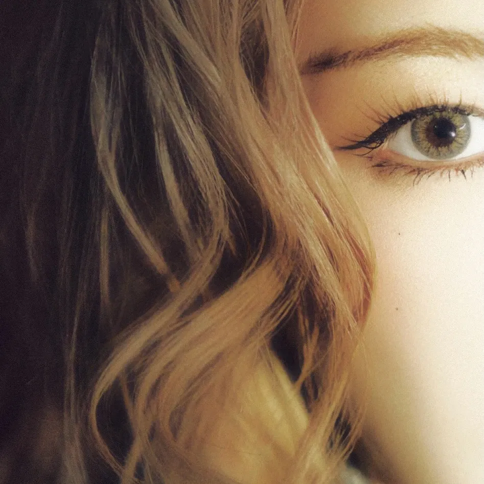 A moment captured by Lee Chaeyeon's fan