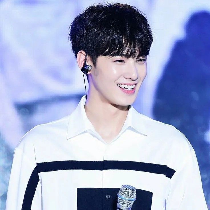 A moment captured by Eunwoo (ASTRO)'s fan