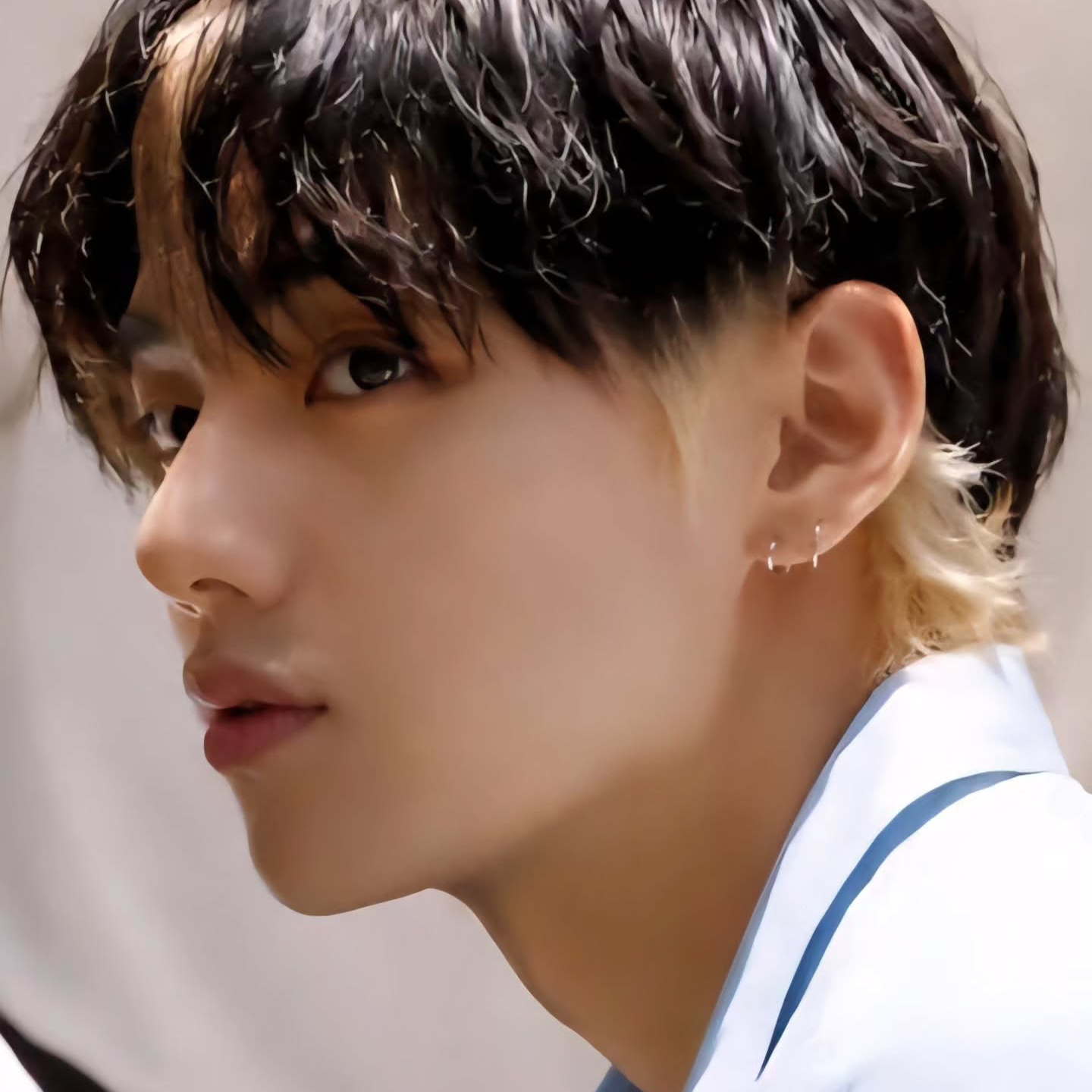 뷔 (방탄소년단)의 비하인드 컷