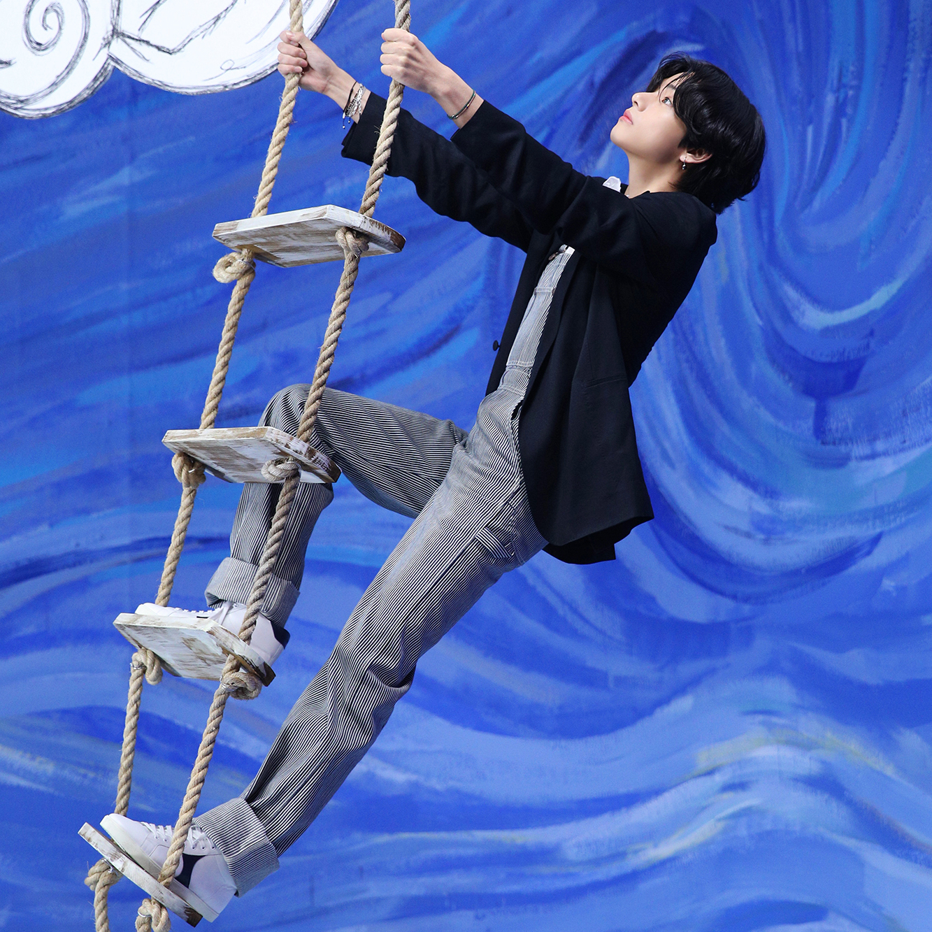 Behind-the-scenes cut of V (BTS)