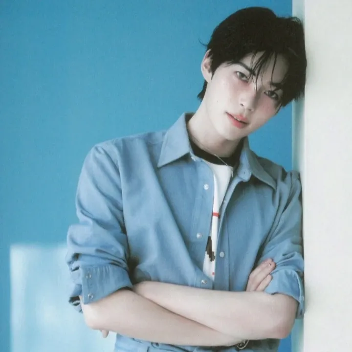 Recent activity shot of Sung Hanbin (ZEROBASEONE)