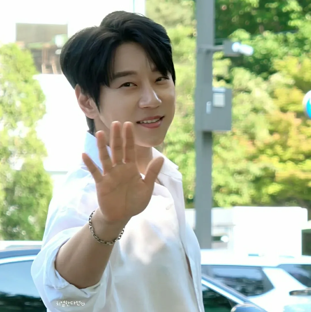 Behind-the-scenes cut of Hwang Chiyeol