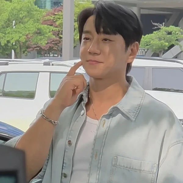Signature photo of Hwang Chiyeol capturing their charm