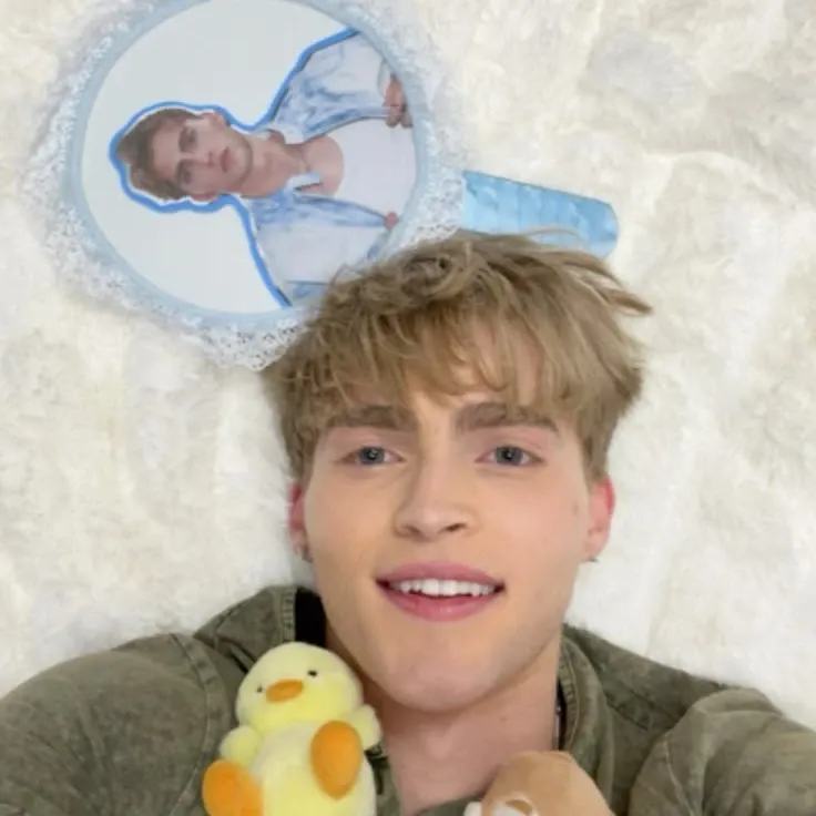 Behind-the-scenes cut of Gabi (SANTOS BRAVOS)