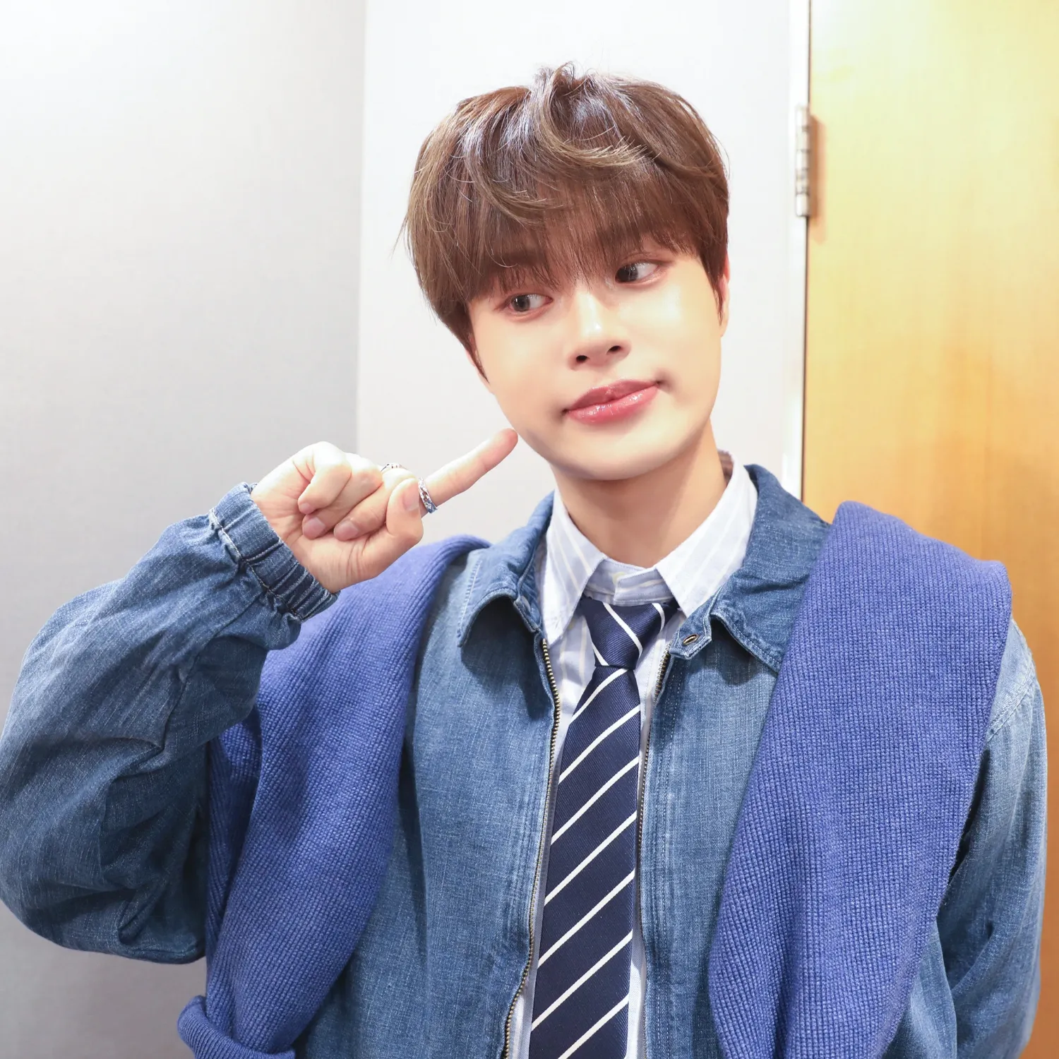 A moment captured by Lee Daehwi (AB6IX)'s fan