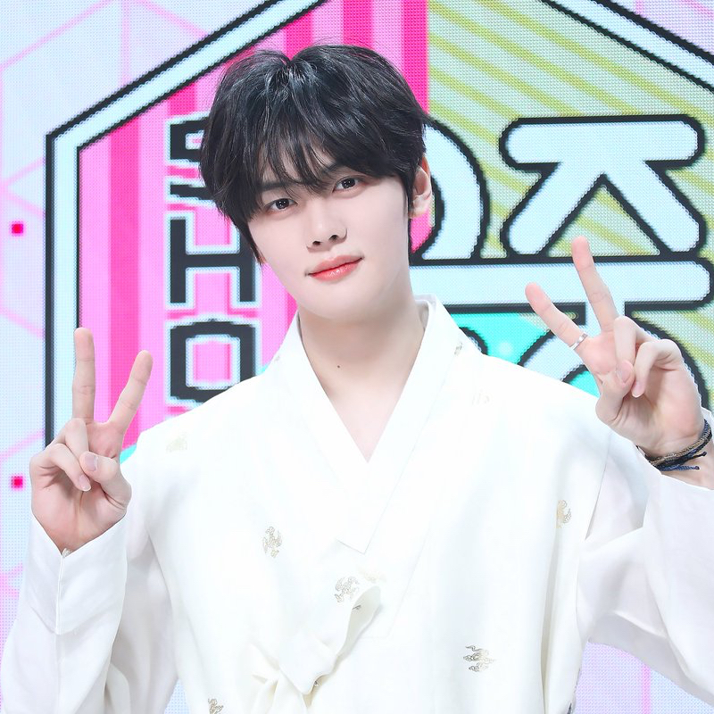 Latest photo of Kim Gyuvin (ZEROBASEONE)