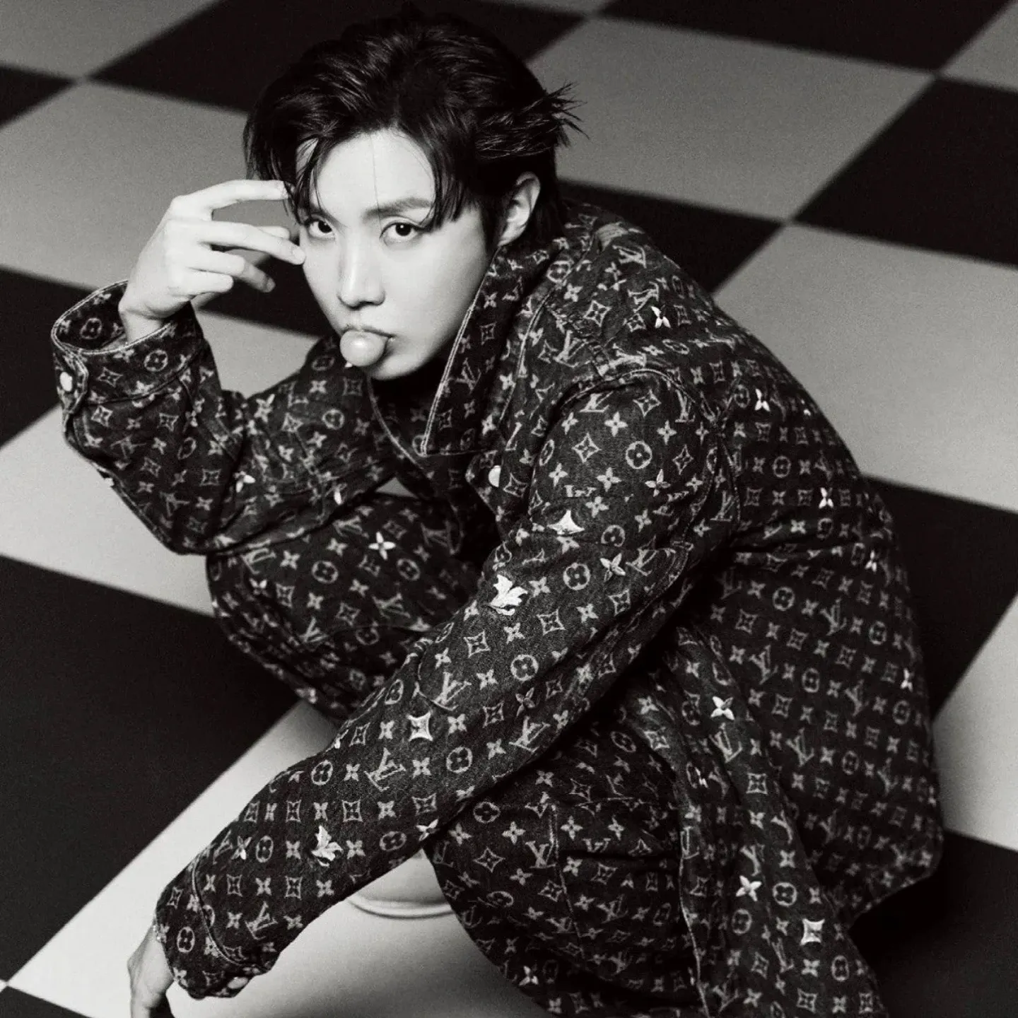 Foto aktivitas terbaru j-hope (BTS)