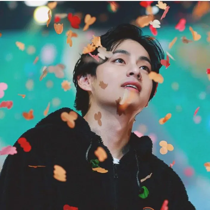 뷔 (방탄소년단) 최근 활동샷