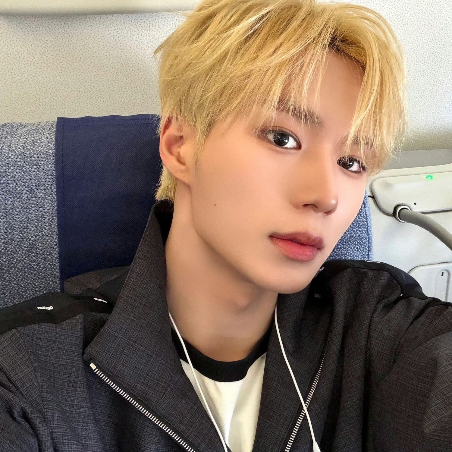 Behind-the-scenes cut of Kim Junseo (ALPHA DRIVE ONE)