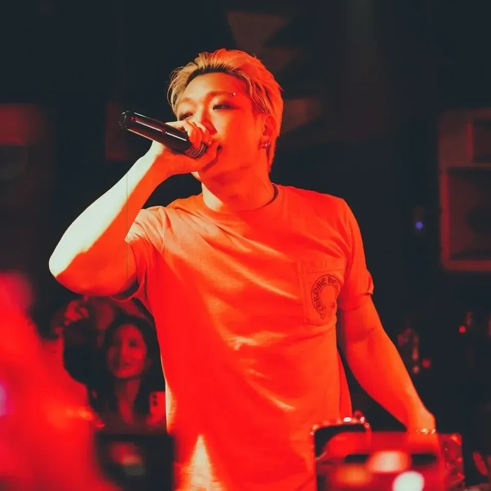 A moment captured by BOBBY (iKON)'s fan