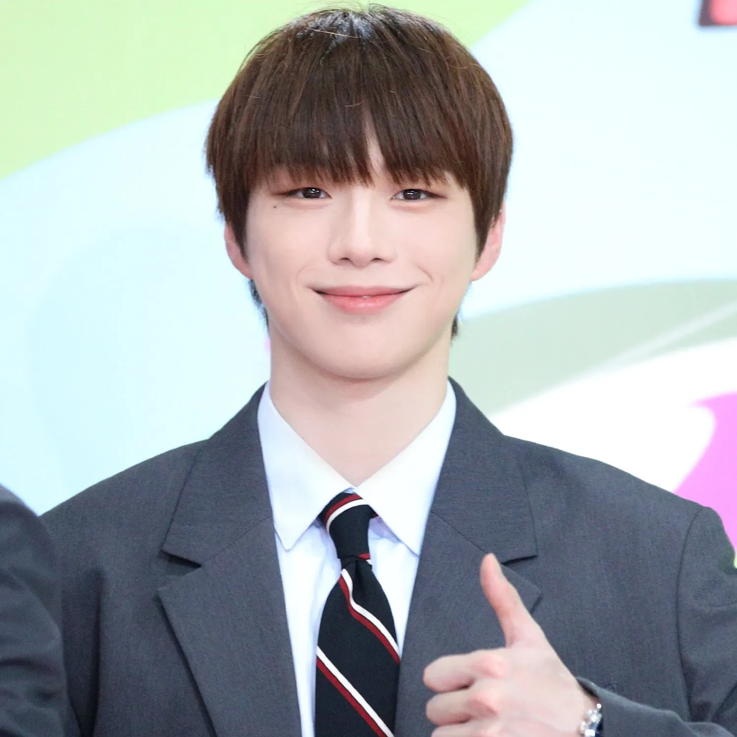 강다니엘의 비하인드 컷