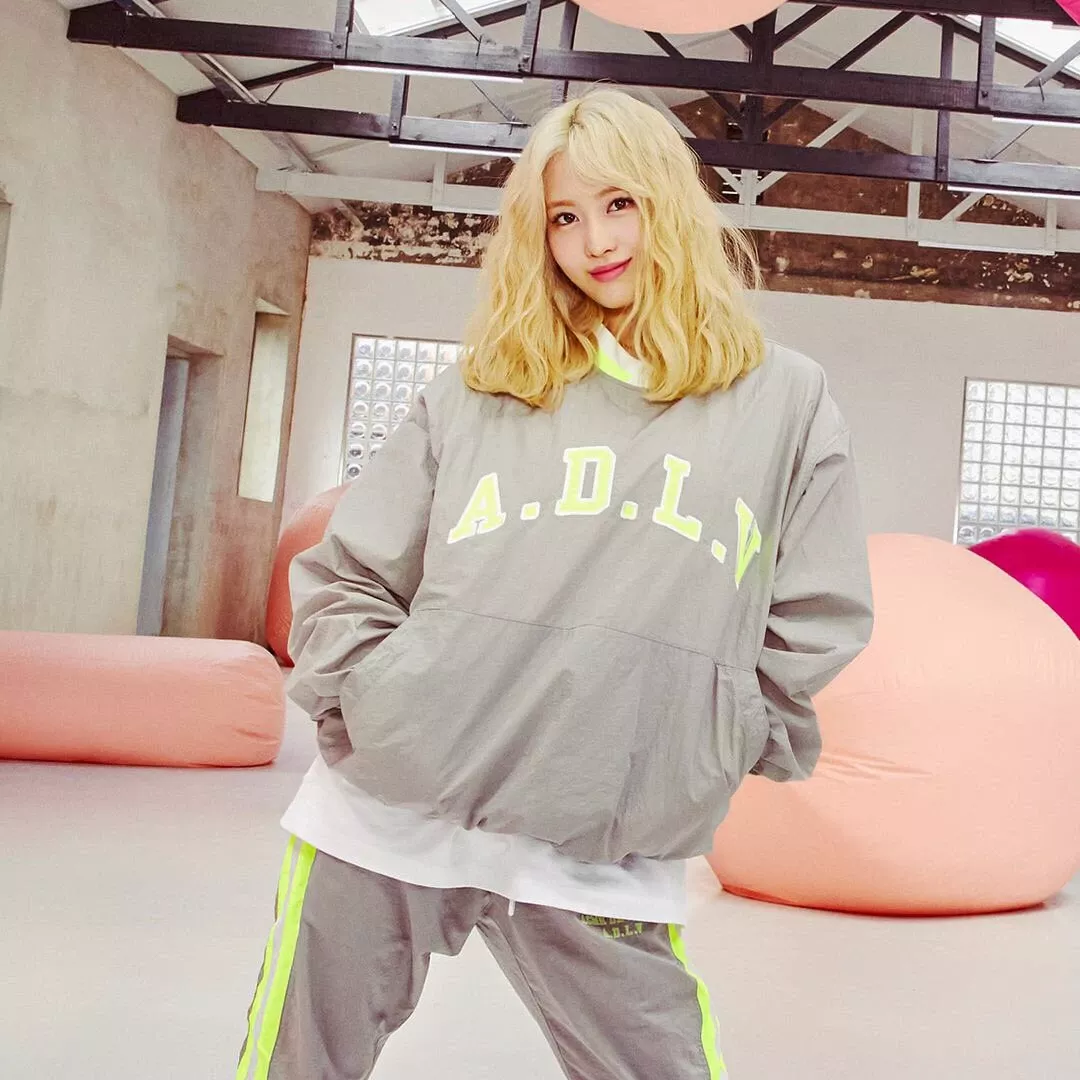 Potret di balik layar Momo (TWICE)