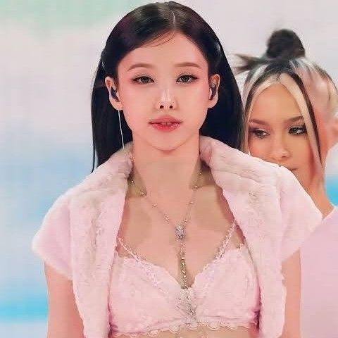 Behind-the-scenes cut of Nayeon (TWICE)