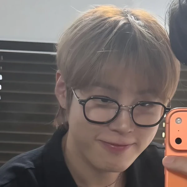 투표로 선정된 하성운의 인기 프로필 이미지