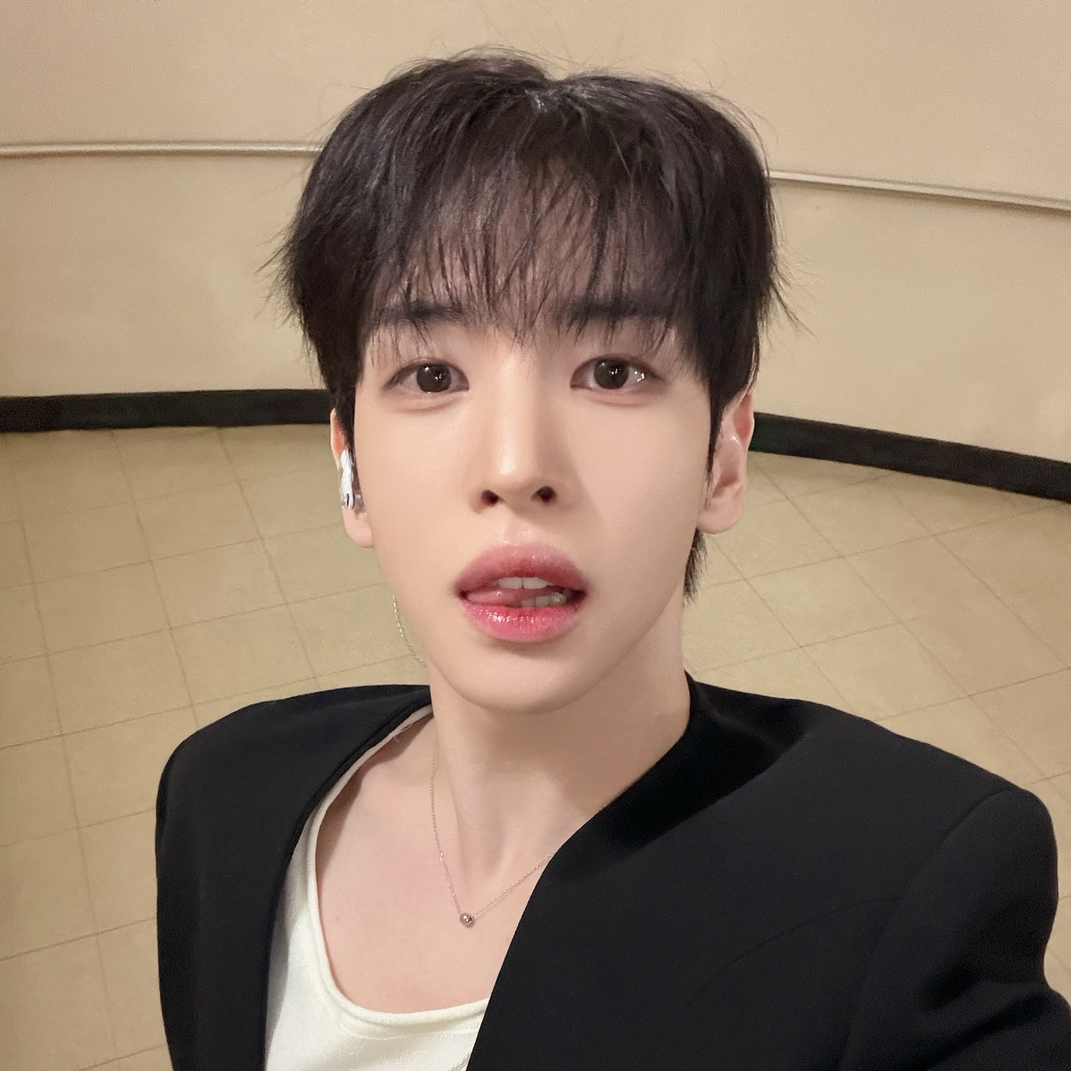 Behind-the-scenes cut of Allen (CRAVITY)