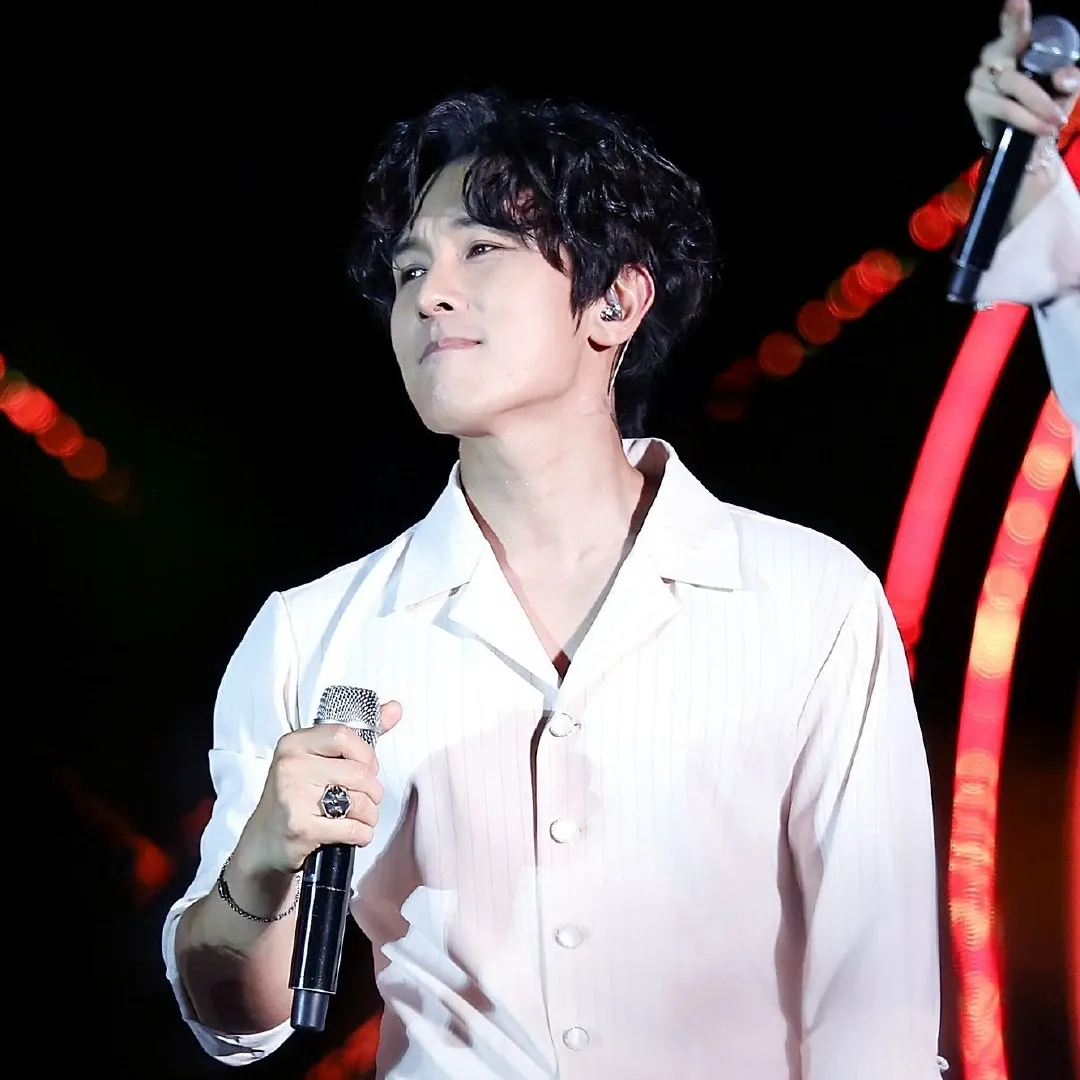 Latest photo of Kim Dongwan (SHINHWA)