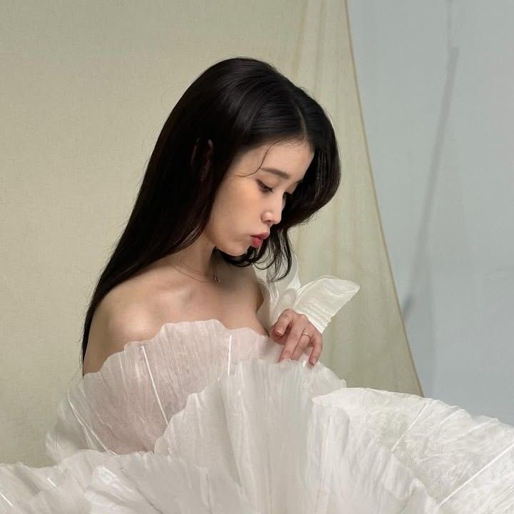 아이유 최근 활동샷