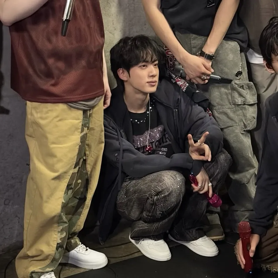 진 (방탄소년단)의 비하인드 컷