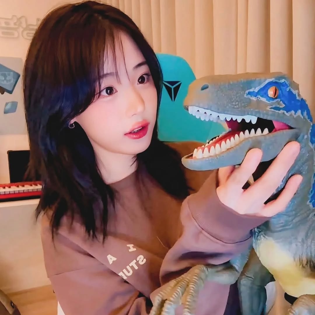 Behind-the-scenes cut of QWER