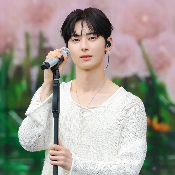 Signature photo of Hwang Minhyun capturing their charm