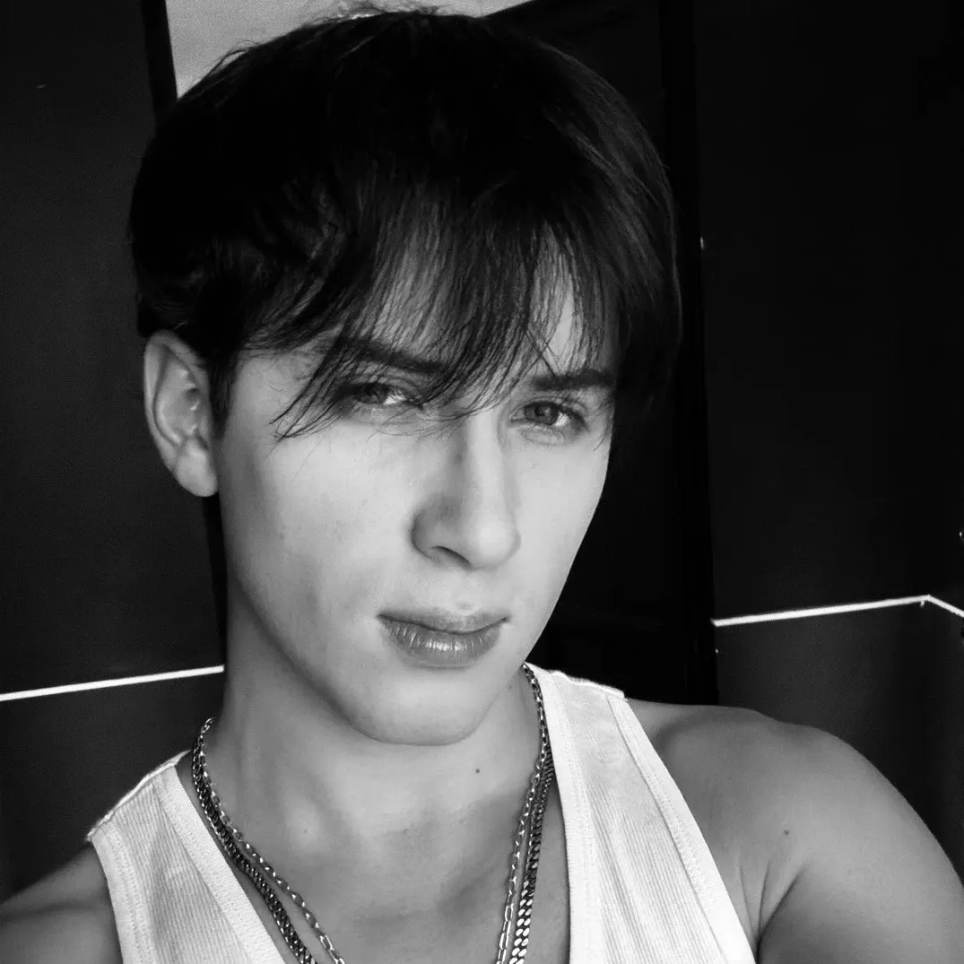 Behind-the-scenes cut of Alejandro (SANTOS BRAVOS)