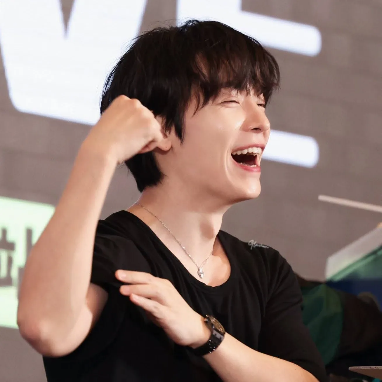 Behind-the-scenes cut of Super Junior