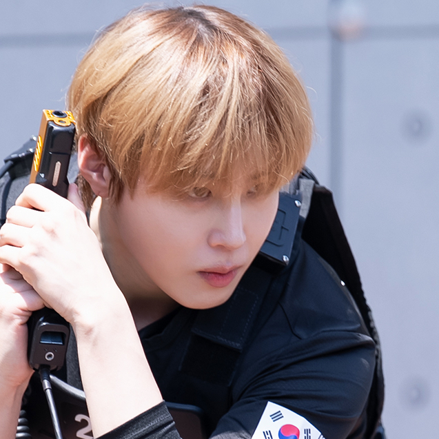 A moment captured by Ha Sungwoon's fan