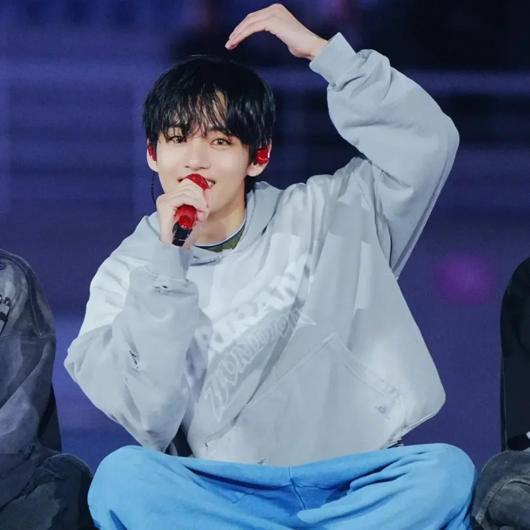 뷔 (방탄소년단)의 최신 사진