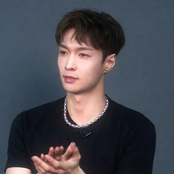 Behind-the-scenes cut of Lay (EXO)