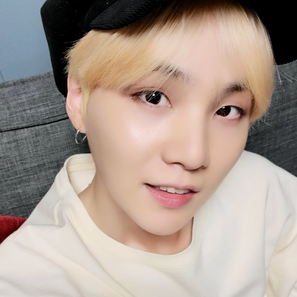 Foto aktivitas terbaru SUGA (BTS)