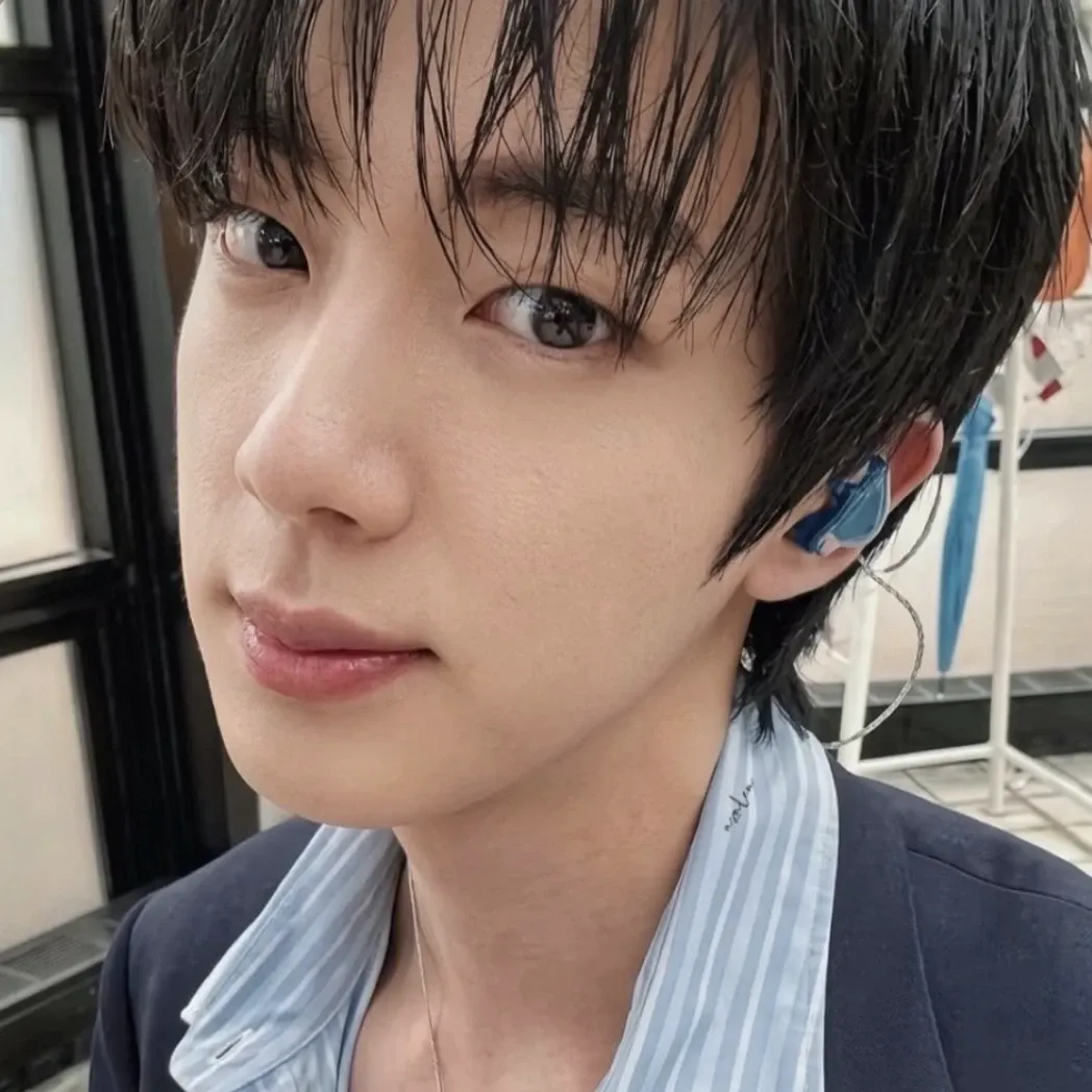 Foto aktivitas terbaru Jin (BTS)