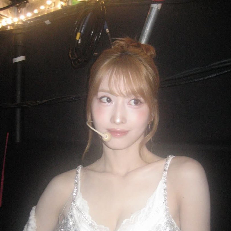 Foto aktivitas terbaru Momo (TWICE)