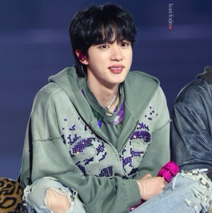 Foto aktivitas terbaru Jin (BTS)