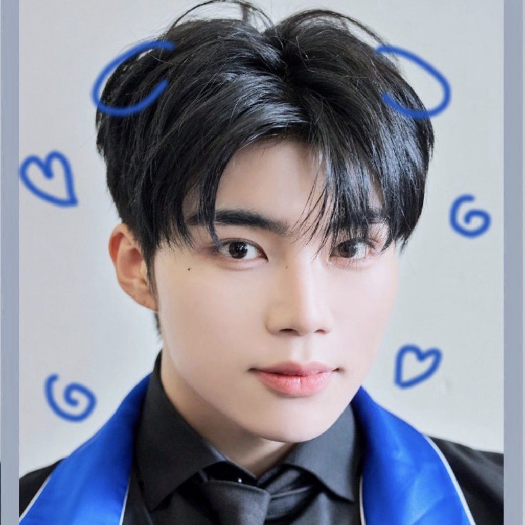 A moment captured by Park Gunwook (ZEROBASEONE)'s fan