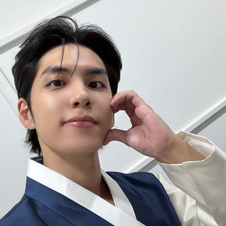 元弼 (DAY6)的幕後花絮